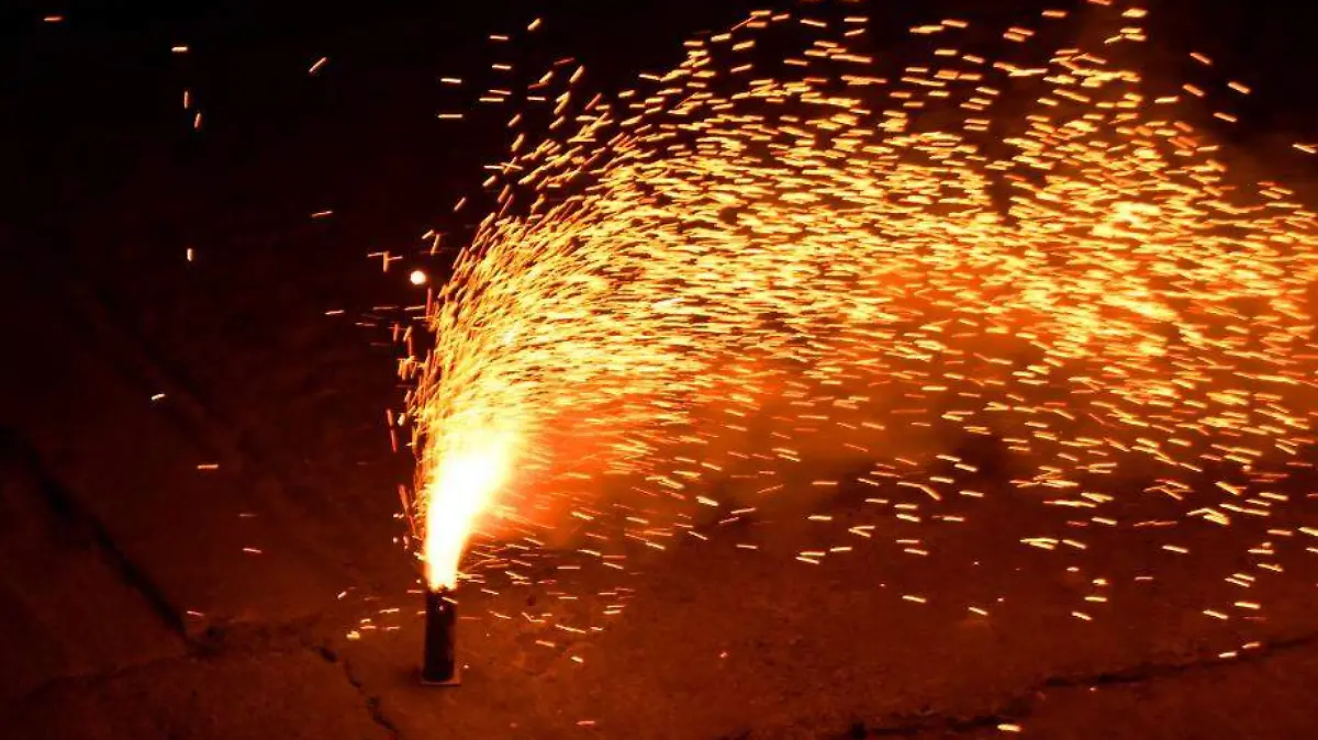 tronando cuetes cohetes pirotecnia fuegos artificiales 2